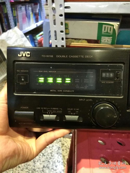 日本勝利品牌 jvc磁帶卡座機(jī)一臺(tái) 型號(hào)jvc一w118 日本勝利公司 沒有音響,圖片為插上電源后放入磁帶拍照指示燈亮起,僅作為懷舊品出售,不保證可以正常使用 圖片為實(shí)拍